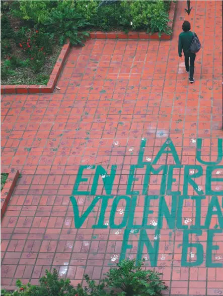  ?? / Alejandro Valencia ?? El método de protesta se visualiza en leyendas inscritas en el piso y las paredes de la UdeA.