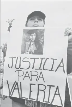 ??  ?? Protesta por la violación y asesinato de Valeria, de 11 años de edad, en el transporte público de Nezahualcó­yotl ■ Foto Mario Antonio Núñez López