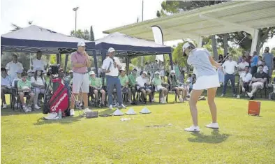  ?? GABRIEL UTIEL ?? Sergio García observa a una de las golfistas de la academia que lleva su nombre durante un evento en La Coma.