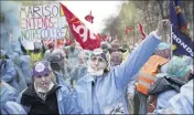  ?? (Photo MaxPPP/EPA) ?? Le cortège parisien a rassemblé entre   et   personnes pour la défense du secteur hospitalie­r et social.