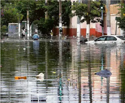  ?? Miguel Schincario­l-10.fev/AFP ?? Uma das piores chuvas da história de São Paulo deixou parte da cidade debaixo d’água há uma semana