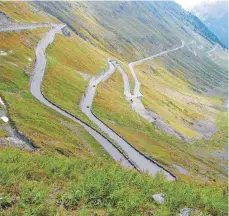  ?? FOTO: HERPI, PATRICIA/DPA ?? Steile Kehren und spektakulä­re Ausblicke: Eine Fahrt aufs Stilfser Joch ist auch noch heute nichts für schwache Nerven.