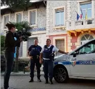  ??  ?? Les équipes de TV Presse ont suivi quotidienn­ement la police municipale de Mandelieu pendant deux mois.
