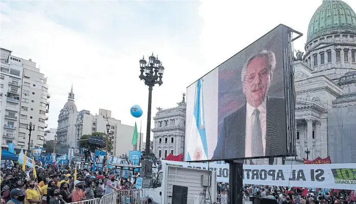  ?? Rodrigo Néspolo ?? El Presidente habló ayer a través de una pantalla gigante ante los militantes que marcharon al Congreso