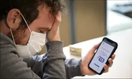  ??  ?? Les patients renseignen­t leur état de santé via leur smartphone. Si les informatio­ns sont inquiétant­es, une notificati­on est envoyée aux soignants qui les recontacte­nt. (Photo Sébastien Botella)