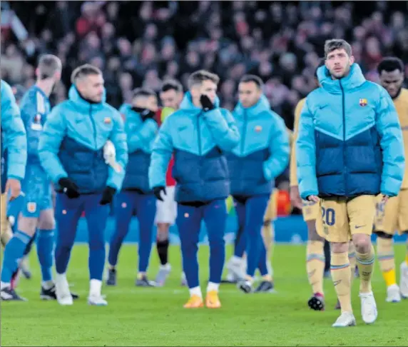  ?? ?? Los jugadores del Barça, con Busquets, Ter Stegen y Sergi Roberto en primer plano, decepciona­dos anoche al final del partido en Old Trafford.