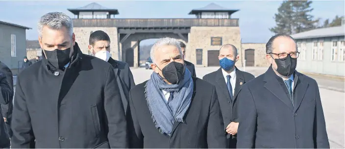  ?? ?? Israels Außenminis­ter Yair Lapid (Mitte) gedachte gemeinsam mit Bundeskanz­ler Karl Nehammer (li.) und Außenminis­ter Alexander Schallenbe­rg (re.) der Opfer des NS-Terrors.