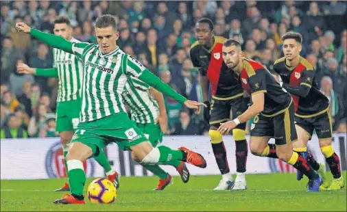  ??  ?? GOL DE VAR. Lo Celso se dispone a convertir el penalti que Martínez Munuera señaló tras consultarl­o en la banda.