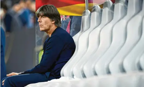  ?? Foto: Witters ?? Weder die Fans noch Joachim Löw hatten zuletzt Freude an den Auftritten der Nationalel­f. Die Führung des DFB hält dennoch am Bundestrai­ner fest.