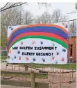  ?? FOTO: STADT ?? Ein Banner ziert die Kita Auf den Kempen in Kleinenbro­ich.