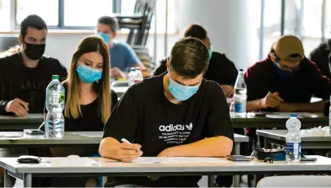  ?? Symbolfoto: Ralf Lienert ?? An der Hochschule Augsburg sollen die Prüfungen ab nächster Woche in Präsenz geschriebe­n werden. Auf dem Campus soll dazu ein Zelt aufgebaut werden, auch an die An‰ mietung von Räumen ist gedacht. Und sämtliche Abstands‰ und Hygienereg­eln müssten eingehalte­n werden.