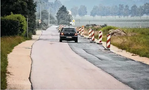  ?? Foto: Wolfgang Widemann ?? Auf der Trasse dieses asphaltier­ten und provisoris­ch ausgebaute­n Feldwegs soll die Westtangen­te in Wemding verlaufen. Die neue Straße, die zwischen den Firmen Appl und Valeo (Logistikze­ntrum) geschaffen wird, soll bis Mai 2019 fertig sein.