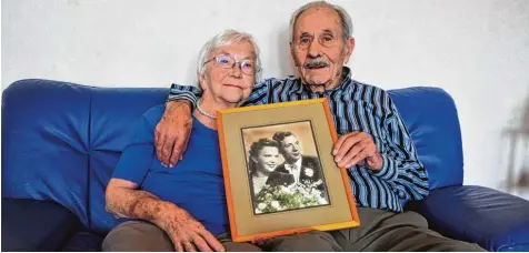  ?? Foto: Bernd Hohlen ?? Aloisia und Josef Rupp haben am 19. Juni 1948 geheiratet – am Dienstag feiern sie ihren 70. Hochzeitst­ag.