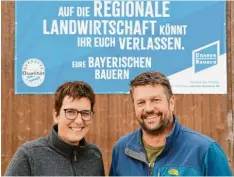  ??  ?? Die Landwirte Sybille und Stefan Löhle haben sich eine gemeinsame Existenz als Schweinemä­ster im Donauried bei Günzburg aufgebaut.