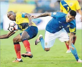  ?? Wally Skalij Los Angeles Times ?? WALTER AYOM of Ecuador, left, and Dani Alves of Brazil try to gain control of the ball in the first half in a Copa America Centenario game at the Rose Bowl.