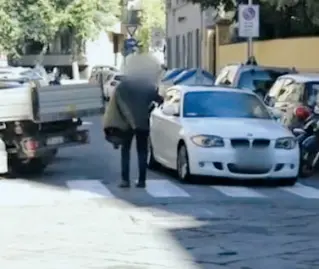  ??  ?? Una delle auto in contromano in via Silvio Pellico immortalat­a nel servizio di «Striscia la Notizia»