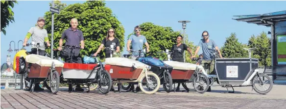  ?? FOTO: ADFC ?? Die Lastenrad-Gruppe beim Start zur letzten Etappe von Friedrichs­hafen nach Bregenz: Daniel Sperl (rechts), Organisato­r der Tour vom Klimabündn­is Vorarlberg, mit Bernhard Glatthaar vom ADFC (Zweiter von links).