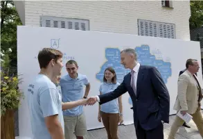  ??  ?? MEETING WITH participan­ts in the Ukrainian Leadership Academy, of which he is a patron, and which is modeled on Israeli ‘mehina’ programs that aim to train young leaders.