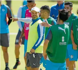  ??  ?? El entrenador del Querétaro da instruccio­nes a su equipo durante una práctica.