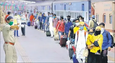  ?? PTI ?? ■
Passengers arrive at Howrah station in Kolkata by a special train from Mumbai, on Thursday.