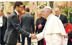  ?? FOTO: GILLIAR/DFB/DPA ?? Jonas Hector gibt Papst Franziskus im Rahmen einer privaten Papstaudie­nz im November 2016 im Vatikan die Hand.