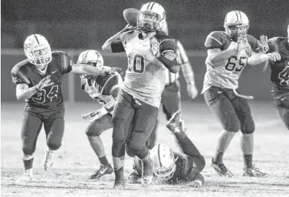  ?? PAT SHANNAHAN/AZCENTRAL SPORTS ?? Tempe’s Emanuel Gant nearly broke the state passing record Friday night at Moon Valley, but he still needs 27 yards.