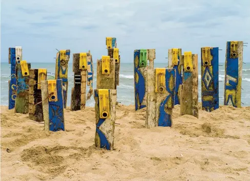  ??  ?? Displaced, installazi­one dell’artista Serge Attukwei Clottey sulla spiaggia di Labadi, Accra, Ghana, 2015