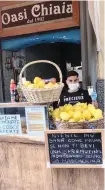  ??  ?? Limonata con mascherina con l’inconfondi­bile ironia napoletana