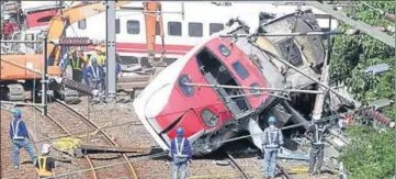  ?? REUTERS ?? ■ Rescue workers at the site where a train derailed in Yilan county on Monday.