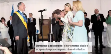  ??  ?? nriente agra ci , carismátic­o alcalde es aplaudidop su esposa, hija e invitados