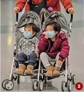  ?? (Afp) ?? 1 Manifestan­ti a Hong Kong protestano contro le autorità per la decisione di trasformar­e un sito storico in un luogo di quarantena per le persone che potrebbero aver contratto il virus
2 Bambini con la mascherina all’aeroporto di Pechino
3 Il personale sanitario indonesian­o viene accolto all’aeroporto di Abtam di ritorno da Wuhan