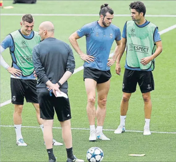  ?? FOTO: J. A. SIRVENT ?? Con el primer equipo Enzo Zidane, a la derecha de la imagen, junto a Bale, Kroos y su padre en un entrenamie­nto con el Real Madrid