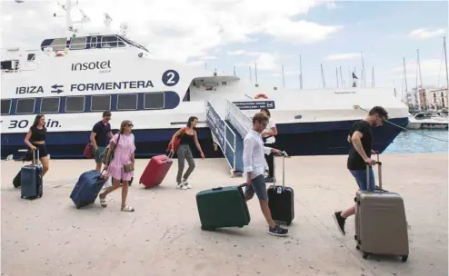  ?? JAIME REINA AGENCE FRANCE-PRESSE ?? Des touristes continuent d’affluer dans les régions touristiqu­es d’Espagne, où un attentat est survenu jeudi, comme ici au port d’Ibiza.