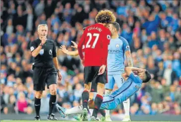  ?? REUTERS ?? Manchester United's Marouane Fellaini headbutts Manchester City’s Sergio Aguero before being sent off by referee Martin Atkinson during their Premier League match at Etihad Stadium on Thursday.