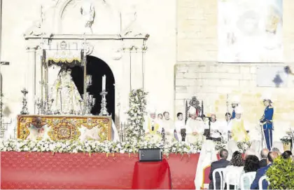  ?? CÓRDOBA ?? El obispo pronuncia su homilía ante las 2.000 personas que participar­on en la misa en la Plaza Nueva.