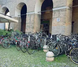  ??  ?? Un groviglio Biciclette ammassate nelle rastrellie­re di piazza Monte di Pietà