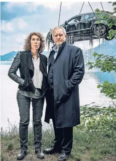  ?? FOTO: ARD/ORF ?? Bibi Fellner (Adele Neuhauser) und Moritz Eisner (Harald Krassnitze­r) müssen zum Wolfgangse­e, in dem ein Auto samt Leiche gefunden wurde.