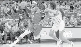  ??  ?? Terrence Ross, de Orlando Magic, saca el orgullo y dribla a Devonte' Graham, de Charlotte Hornets, en partido para recordar. Foto Ap