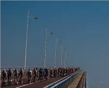  ??  ?? Ehi, da dove viene il gruppo? Si passa sul ponte di Noirmoutie­r