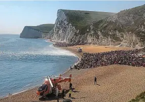  ?? BAV MEDIA ?? Evacuated: Beachgoers are told to leave as emergency helicopter­s land on Saturday