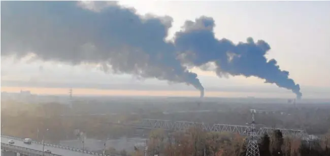  ?? // REUTERS ?? Columnas de humo se elevan tras un incendio en un depósito de petróleo en Bryansk, Rusia