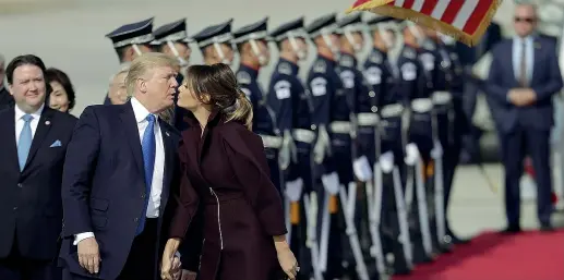  ??  ?? Il bacio Il presidente degli Stati Uniti Donald Trump con la first lady Melania alla base dell’aviazione di Osan a Pyeongtaek, in Corea del Sud. Già oggi Trump arriva in Cina, terza tappa del viaggio in Asia (Woohae Cho/Getty)