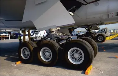  ??  ?? Les pneus nécessiten­t une surveillan­ce toute particuliè­re, ici ceux de l’Airbus A350-1000. (Cyril Abad/CAPA Pictures/Safran)