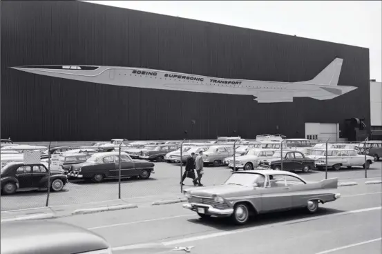  ?? Boeing ?? Longtemps le bâtiment où fut installée la maquette grandeur nature du 2707-300 arbora cette immense illustrati­on qui marquait toute une ambition. Boeing abandonna le 2707 pour se concentrer sur le 747.