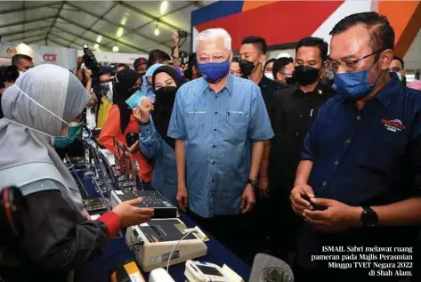  ?? ?? ISMAIL Sabri melawat ruang pameran pada Majlis Perasmian Minggu TVET Negara 2022 di Shah Alam.