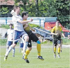  ?? FOTO: KARL-HEINZ BODON ?? Im direkten Vergleich hatten Florian Dangel (rechts) und die SG H/I gegen Blönried/Ebersbach (li.: Andreas Stohr) das Nachsehen, nun geht es in die Relegation.