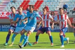  ?? ERASMO FENOY ?? Jugadores de Algeciras y Balona, en el Clásico del presente mes de enero.