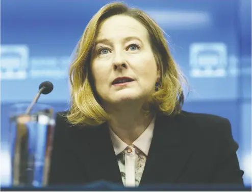  ?? David Kawai / Bloomberg files ?? Carolyn Wilkins has spent almost two decades at the Bank of Canada, becoming senior deputy governor in 2014, and
some people are questionin­g how the PM’S avowedly feminist government passed over her for BOC governor.