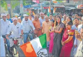  ?? HT PHOTO ?? ▪ Congress national spokespers­on Priyanka Chaturvedi flagging off a cycle rally seeking traders’ support in Varanasi to make the bandh successful.