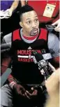  ?? James Nielsen / Houston Chronicle ?? Dwight Howard’s ailing knee was a hot topic of conversati­on at Rockets practice Wednesday.